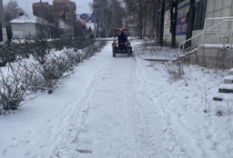 
В Константиновке сотрудники «Коммунсервиса» теперь чистят и тротуары
