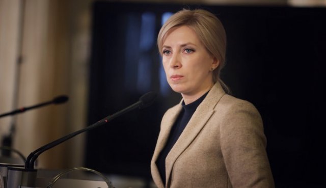 
ПриватБанк начал блокировать счета переселенцев с Донбасса. Верещук рассказала, что делать
