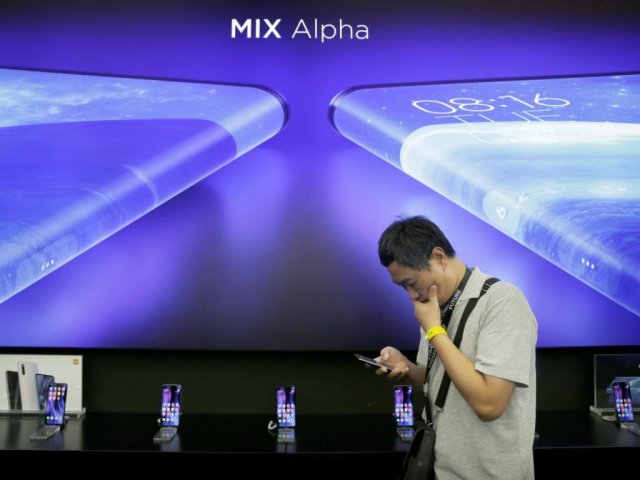 Xiaomi представила смартфон с площадью экрана в 180% (ФОТО, ВИДЕО)