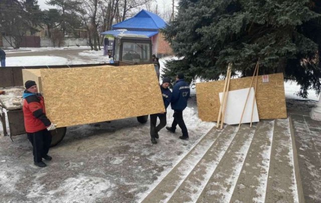 
Пострадавшим домохозяйствам в Иванополье раздали стройматериалы
