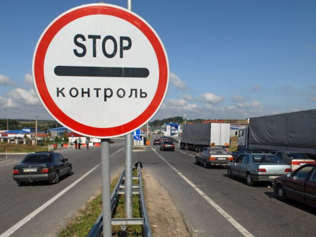 В Украине закрывают три четверти пунктов пропускана границе