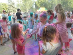 В Константиновке дети окрашивали друг друга в различные цвета радуги