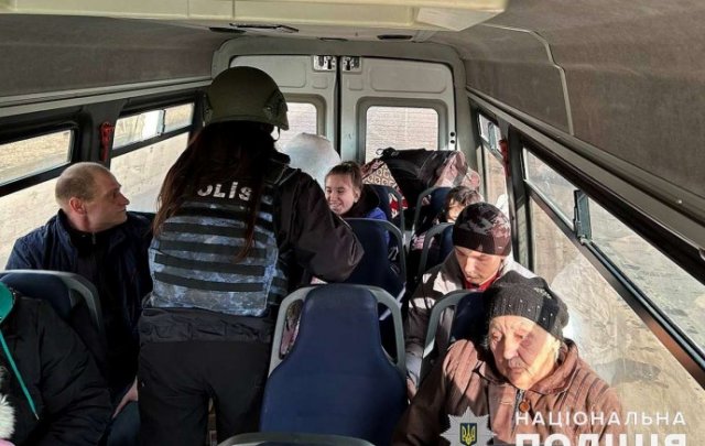 
Полиция эвакуировала из Иванополья семьи с детьми
