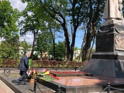Симоненко не пускали возложить цветы к Вечному Огню в Киеве (ВИДЕО)