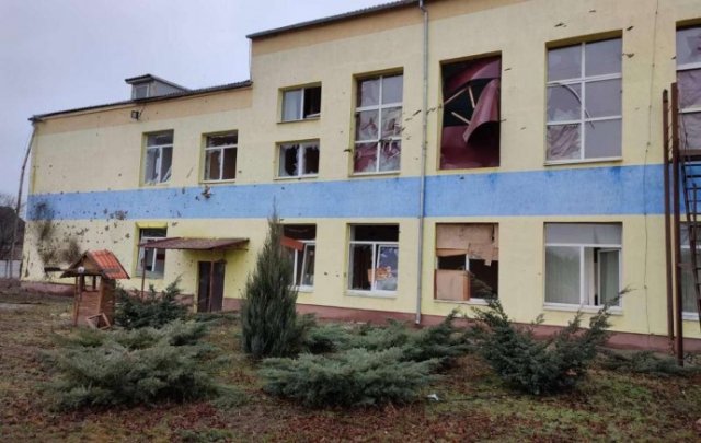 
        Россияне обстреляли школу в Иванополье
