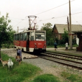 Вагон 166 на 21-м маршруте на Пушкинской улице. Направо идет Киевская улица в сторону депо. Фото: Karel Hoorn, 18.5.1998.