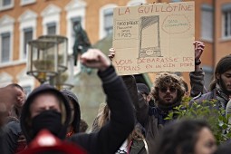 Тысячи французов вновь протестуют против трудовой реформы