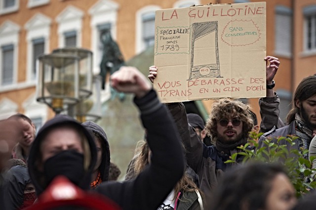 Тысячи французов вновь протестуют против трудовой реформы