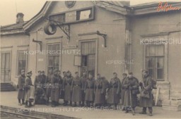 Немецкие солдаты на ЖД вокзале Константиновки