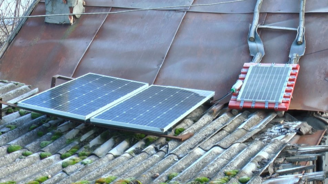Житель поселка Клебан-Бык установил во дворе ветрогенератор и солнечные батареи: на сколько хватает энергии (ВИДЕО)