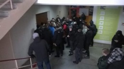 Представители нацкорпуса «Азов» штурмовал офис коммунистов в Киеве, полиция применила слезоточивый г