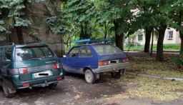 Парковку возле больницы в Константиновке используют не по назначению