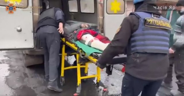 
В больницу Константиновки доставили раненую жительницу Часов Яра (ВИДЕО)
