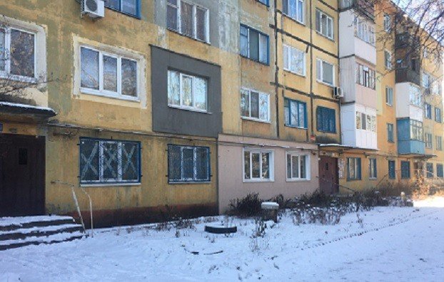 
Сотрудники «СЕЗ» подсчитывают оставшихся в Константиновке жильцов многоэтажек
