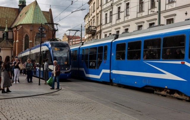 
Украинцы могут бесплатно ездить в транспорте Польши: кого касаются льготы
