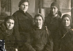 Передовые работницы сортировочного цеха стекольного завода. 1933 г.