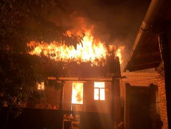 Спасатели Константиновки ночью тушили пожар после обстрела