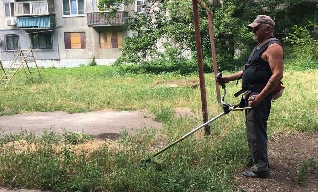 Жители Константиновки хотят, чтобы во дворах было чисто, а за квартиры не платят