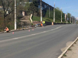 В Константиновке устанавливают дорожные ограждения (фото)