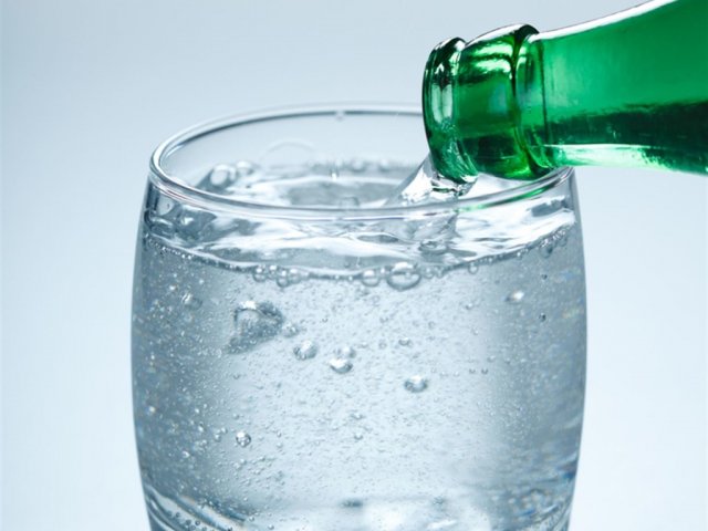 Минеральная вода может спровоцировать инфаркт: врачи предупредили об опасности