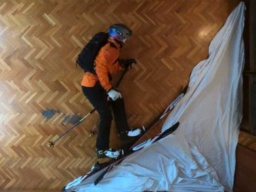 Испанец на карантине устроил «катание» на лыжах прямо в квартире (ФОТО, ВИДЕО)