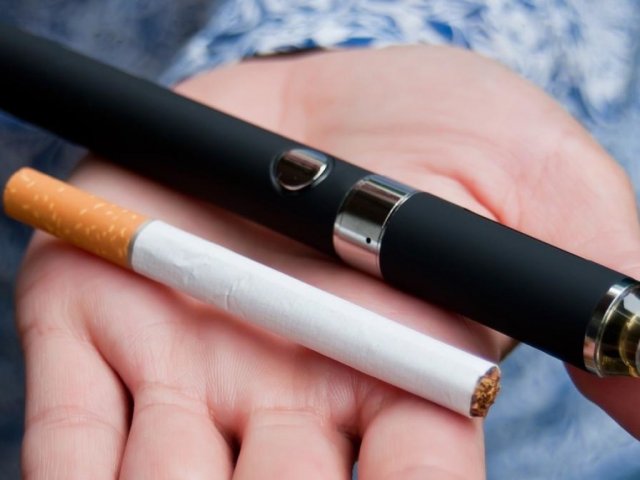 Нельзя курить в общественных местах: В Кабмине приравняли электронные сигареты к обычным