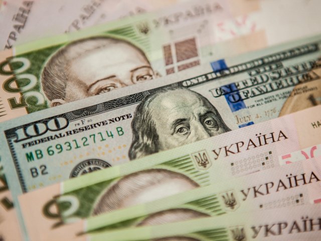 НБУ установил курс доллара на уровне 23,68 гривны