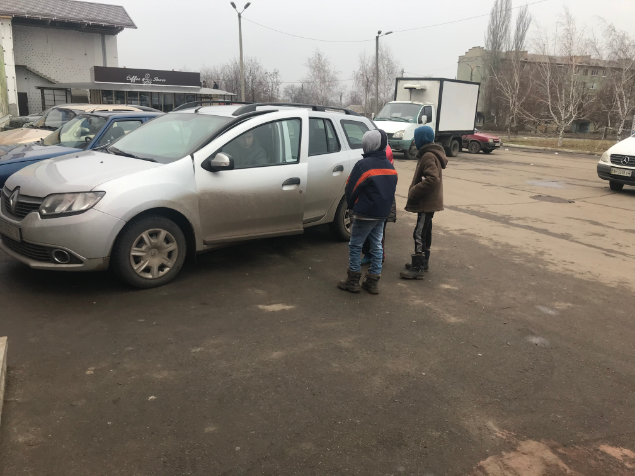 Бизнес на детях: В Константиновке вместо того, чтобы заниматься в школе, малолетние мальчики моют машины