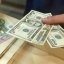 Украинцы продолжают сдавать валюту