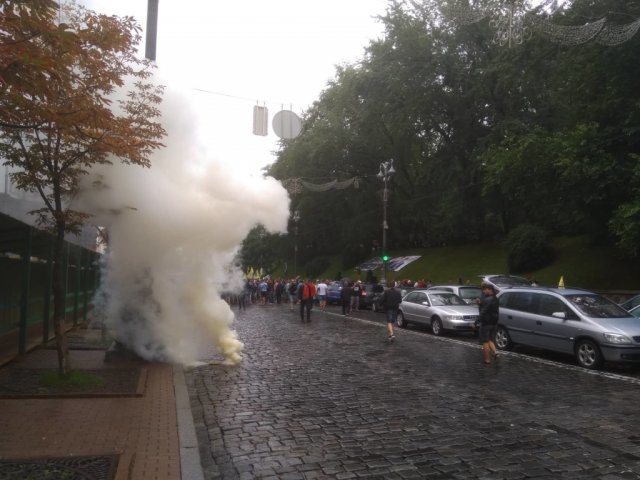 Протест водителей авто на «еврономерах» под Кабмином: активисты бросают дымовые шашки и монтируют сц