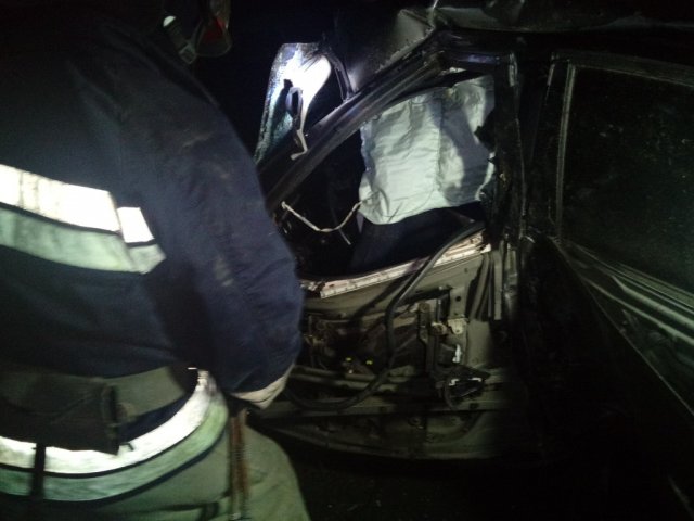 На Донбассе произошло смертельное ДТП: погибшего из авто вырезали спасатели (ФОТО)