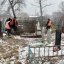
Коммунальщики Константиновки убирают на городских кладбищах
