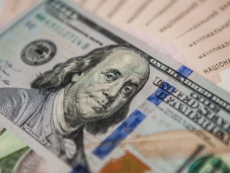 НБУ установил официальный курс на уровне 27,05 гривны за доллар