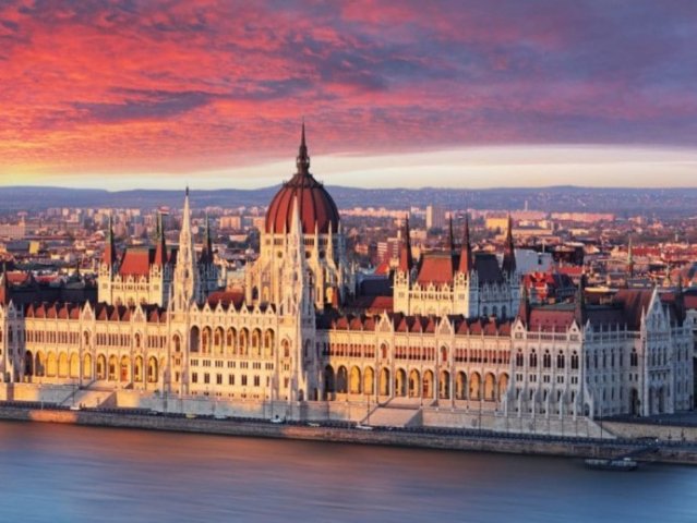Из-за новых вспышек коронавируса Венгрия усилила карантин и изменила правила въезда для туристов