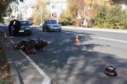 В центре Константиновки автомобиль сбил скутериста