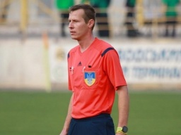 Назначил пенальти в ворота хозяев: в Украине футбольного арбитра избили после матча - соцсети