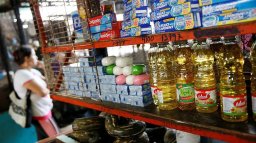 В Венесуэле военные взяли под охрану супермаркеты из-за массовых грабежей