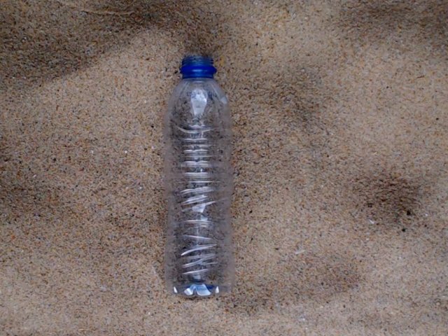 Исследование показало, почему нельзя использовать пластиковые бутылки повторно