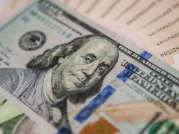 Доллар после двухдневного роста снова дешевеет: свежие курсы валют