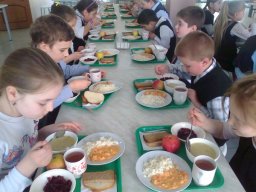 В Константиновке планируют бесплатно кормить школьников