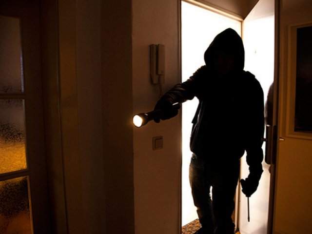 «Готов к ограблению, в живых не оставлять»: воры-домушники пишут на дверях квартир специальные знаки