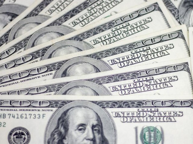 НБУ установил официальный курс на уровне 27,04 гривны за доллар