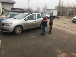 Бизнес на детях: В Константиновке вместо того, чтобы заниматься в школе, малолетние мальчики моют ма