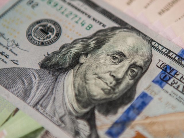 НБУ установил официальный курс на уровне 24,84 гривны за доллар