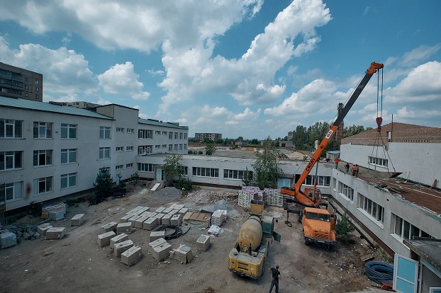 В Константиновке сливают две городские школы
