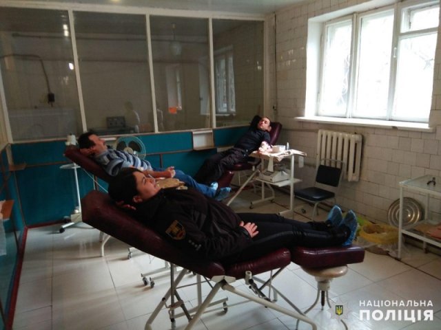 В Константиновке полицейские сдали кровь для спасения людей
