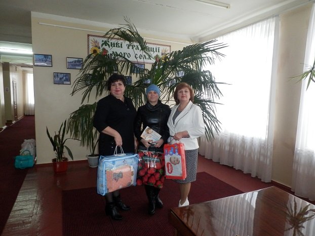 Мамам Константиновского района продолжают выдавать корзины малыша