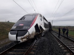 Во Франции поезд сошел с рельсов: свыше 20 пострадавших (ФОТО)