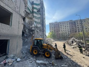 У Костянтинівці з-під завалів дістали тіло загиблої жінки після російського авіаудару 7 травня (ФОТО)