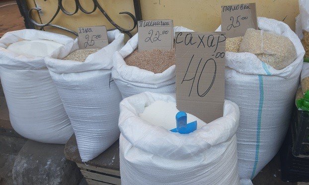 
В магазины правобережья Константиновки завозят товар, и дешевеет сахар
